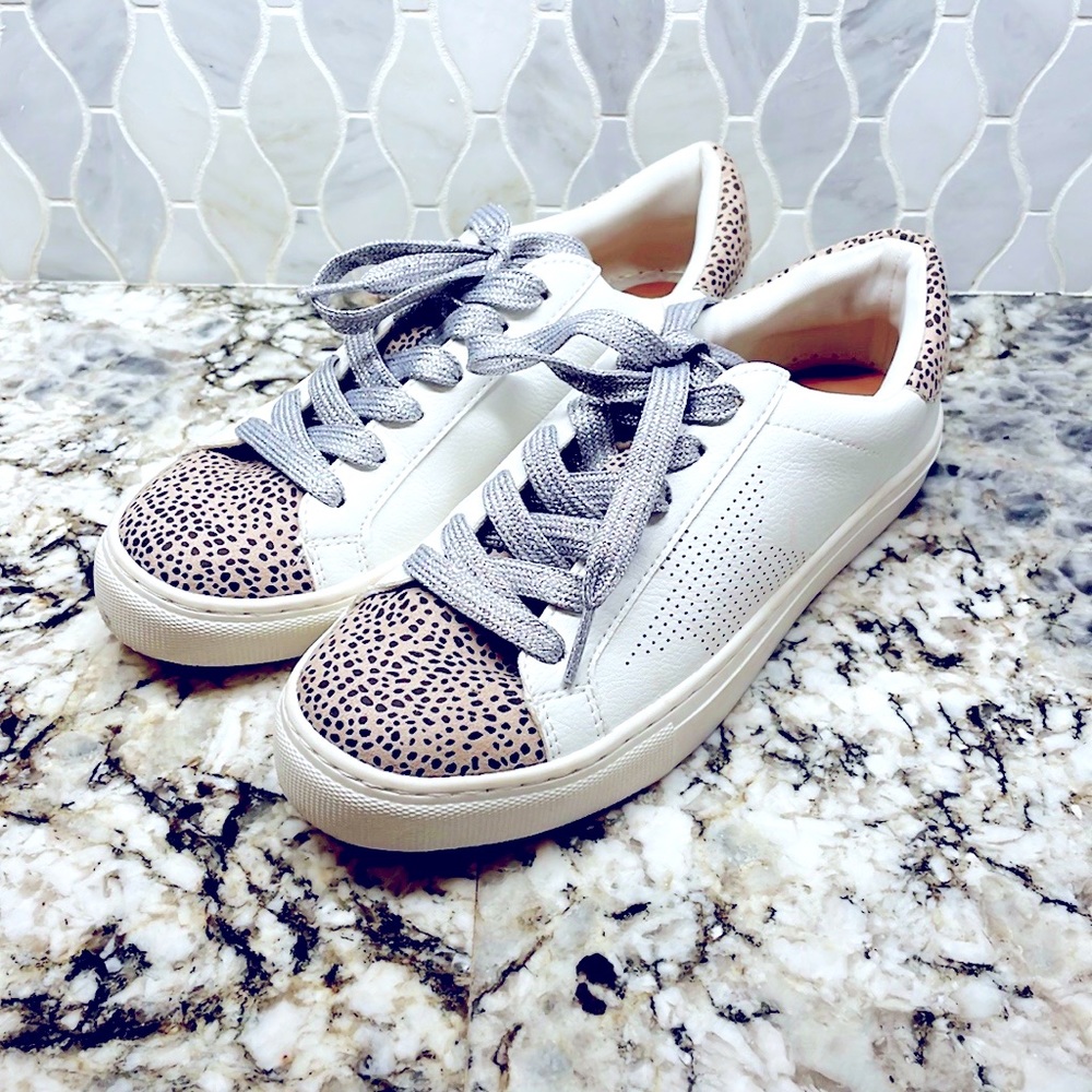 NEW-  Target Universal Thread Sneaker, size 7